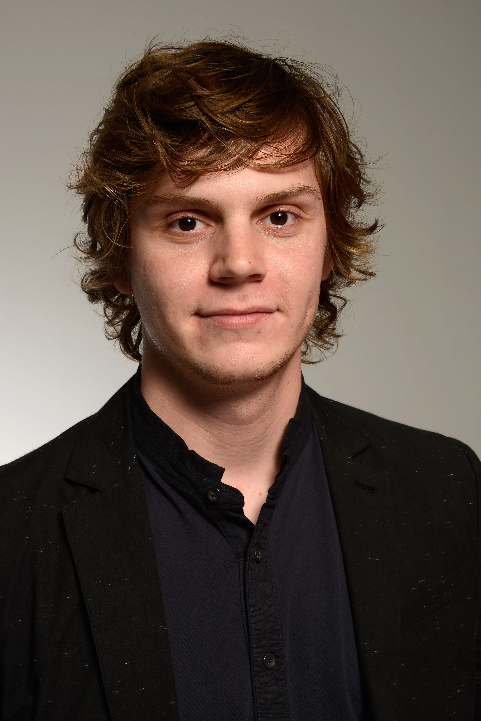Evan Peters Biography - Facts, Childhood, Family Life 