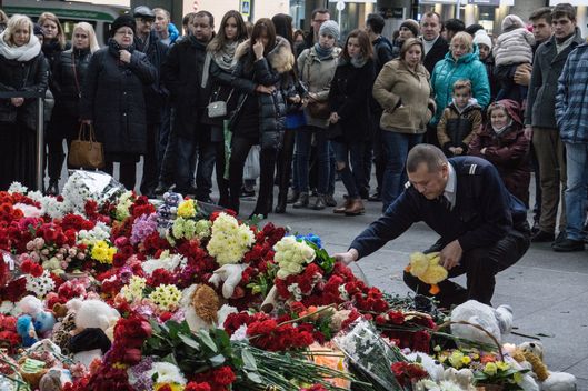 http://pixel.nymag.com/imgs/daily/intelligencer/2015/11/01/01-Russian-mourners-plane-crash.w529.h352.jpg