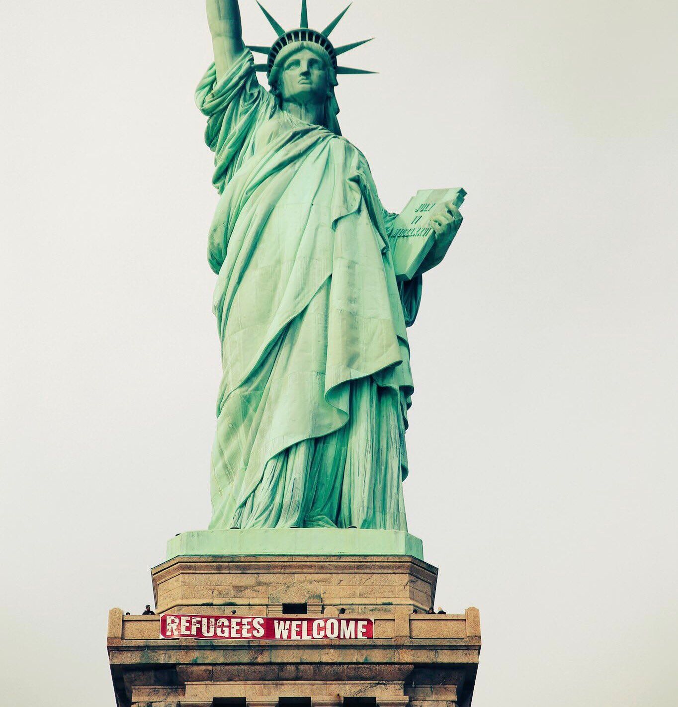 Résultat de recherche d'images pour "statue of liberty refugees welcome"