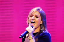 LAS VEGAS, NV - SEPTEMBER 23: Singer Kelly Clarkson performs onstage at the iHeartRadio Music Festival held at the MGM Grand Garden Arena on September 23, 2011 in Las Vegas, Nevada. (Photo by Ethan Miller/Getty Images for Clear Channel)