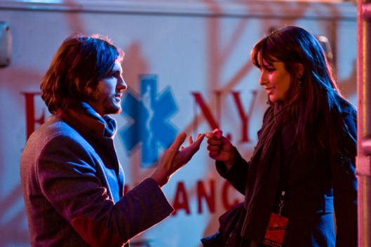 (L-r) ASHTON KUTCHER as Randy and LEA MICHELE as Elise in New Line Cinema’s romantic comedy “NEW YEAR’S EVE,” a Warner Bros. Pictures release.Photo by Andrew Schwartz