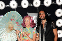 LOS ANGELES, CA - AUGUST 28: Singer Katy Perry (L) and actor Russell Brand arrive at the 2011 MTV Video Music Awards at Nokia Theatre L.A. LIVE on August 28, 2011 in Los Angeles, California. (Photo by Jason Merritt/Getty Images)