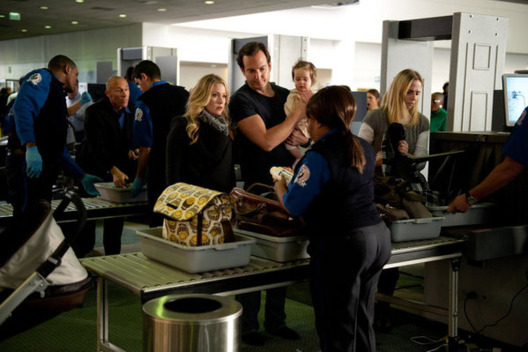 UP ALL NIGHT -- "Travel Day" Episode 115 -- Pictured: (l-r) Christina Applegate as Reagan, Will Arnett as Chris, Delaney Prince as Amy.