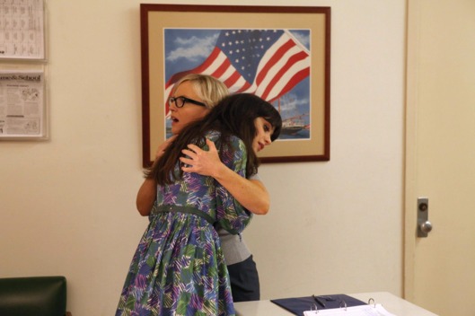NEW GIRL: Vice Principal Tanya Lamontagne (guest star Rachel Harris, L) consoles Jess (Zooey Deschanel, R) after a parent-teacher conference in the"Bully" episode of NEW GIRL airing Tuesday, Feb. 21 (9:00-9:31 PM ET/PT) on FOX.