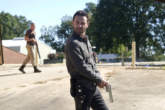 Shane Walsh (Jon Bernthal) and Rick Grimes (Andrew Lincoln) - The Walking Dead - Season 2, Episode 10 - Photo Credit: Gene Page/AMC Shane Walsh (Jon Bernthal) and Rick Grimes (Andrew Lincoln) - The Walking Dead - Season 2, Episode 10 - Photo Credit: Gene Page/AMC