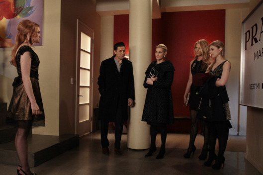 "Con Heir"GOSSIP GIRLPictured (L-R): Kaylee DeFer as Charlotte 'Charlie' Rhodes, Billy Baldwin as Dr. William Van Der Woodsen, Kelly Rutherford as Lily Van Der Woodsen, Blake Lively as Serena Van Der Woodsen, Ella Rae Peck as LolaPHOTO CREDIT: GIOVANNI RUFINO/THE CW© 2011 THE CW Network, LLC. All Rights Reserved.