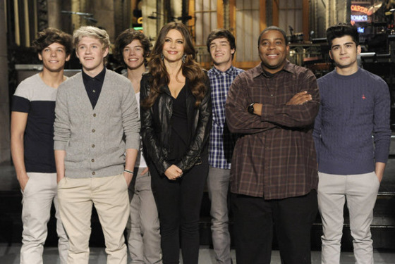 SATURDAY NIGHT LIVE -- "Sofia Vergara" Episode 1616 -- Pictured: (l-r) One Direction, Sofia Vergara, Kenan Thompson -- (Photo by: Dana Edelson/NBC) SATURDAY NIGHT LIVE -- "Sofia Vergara" Episode 1616 -- Pictured: (l-r) One Direction, Sofia Vergara, Kenan Thompson -- (Photo by: Dana Edelson/NBC)