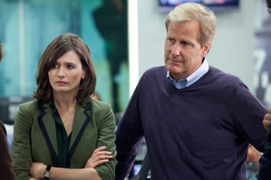 THE NEWSROOM episode 1: Emily Mortimer, Jeff Daniels.