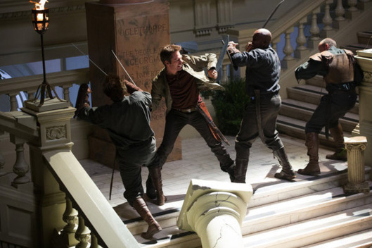 REVOLUTION -- "Pilot" Episode 101 -- Pictured: Billy Burke as Miles