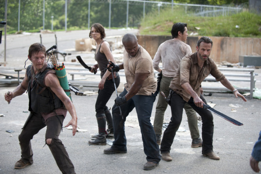 (L-R) Daryl Dixon (Norman Reedus), Maggie Greene (Lauren Cohan), T-Dog (Robert 'IronE' Singleton), Glenn (Steven Yeun) and Rick Grimes (Andrew Lincoln) - The Walking Dead - Season 3, Episode 1
