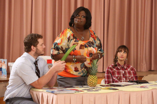 PARKS AND RECREATION -- "Sex Education" Episode 504 -- Pictured: (l-r) Chris Pratt as Andy, Rashida Jones as Ann Perkins, Retta as Donna Meagle -- (Photo by: Danny Feld/NBC)