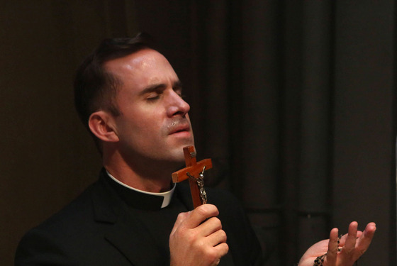 AMERICAN HORROR STORY Tricks and Treats -- Episode 202, Wednesday, October 24, 10:00 pm e/p) -- Pictured: Joseph Fiennes as Monsignor Timothy Howard. AMERICAN HORROR STORY Tricks and Treats -- Episode 202, Wednesday, October 24, 10:00 pm e/p) -- Pictured: Joseph Fiennes as Monsignor Timothy Howard.