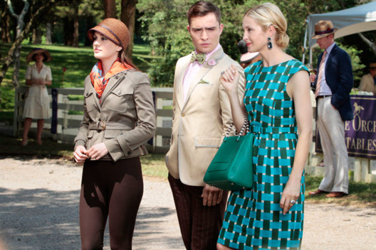 GOSSIP GIRL-- "Portrait of a Lady Alexander"-- Pictured (L-R): Leighton Meester as Blair Waldorf, Ed Westwick as Chuck Bass Kelly Rutherford as Lily Van Der Woodsen