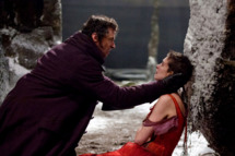 HUGH JACKMAN as Jean Valjean and ANNE HATHAWAY as Fantine in Les Mis?rables.