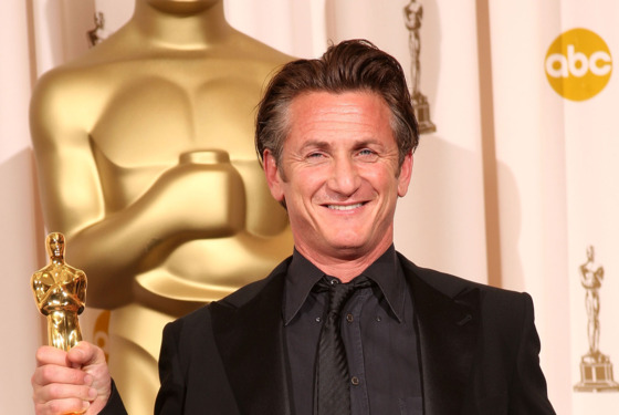 LOS ANGELES, CA - FEBRUARY 22: (EDITORS NOTE: NO ONLINE, NO INTERNET, EMBARGOED FROM INTERNET AND TELEVISION USAGE UNTIL THE CONCLUSION OF THE LIVE OSCARS TELECAST) Actor Sean Penn poses in the press room after winning the award for Best Actor for "Milk" at the 81st Annual Academy Awards held at Kodak Theatre on February 22, 2009 in Los Angeles, California. (Photo by Jason Merritt/Getty Images) *** Local Caption *** Sean Penn LOS ANGELES, CA - FEBRUARY 22: (EDITORS NOTE: NO ONLINE, NO INTERNET, EMBARGOED FROM INTERNET AND TELEVISION USAGE UNTIL THE CONCLUSION OF THE LIVE OSCARS TELECAST) Actor Sean Penn poses in the press room after winning the award for Best Actor for "Milk" at the 81st Annual Academy Awards held at Kodak Theatre on February 22, 2009 in Los Angeles, California. (Photo by Jason Merritt/Getty Images) *** Local Caption *** Sean Penn