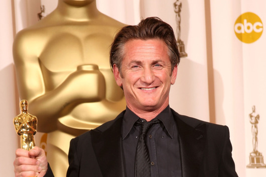 LOS ANGELES, CA - FEBRUARY 22: (EDITORS NOTE: NO ONLINE, NO INTERNET, EMBARGOED FROM INTERNET AND TELEVISION USAGE UNTIL THE CONCLUSION OF THE LIVE OSCARS TELECAST) Actor Sean Penn poses in the press room after winning the award for Best Actor for "Milk" at the 81st Annual Academy Awards held at Kodak Theatre on February 22, 2009 in Los Angeles, California. (Photo by Jason Merritt/Getty Images) *** Local Caption *** Sean Penn