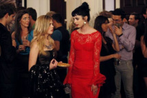 DON'T TRUST THE B---- IN APARTMENT 23 - "A Weekend in the Hamptons..." - Everyone is in a bit of a funk -- June is obsessively awaiting news on a potential job and James is down on his luck -- so Chloe drags everyone along on a weekend getaway to the Hamptons. It's Chloe's mission to have the ultimate rager, crash the party of the year and hook up with the illusive host. However the road to debauchery keeps taking the wrong turn down paths of reflection, on "Don't Trust the B---- in Apartment 23"