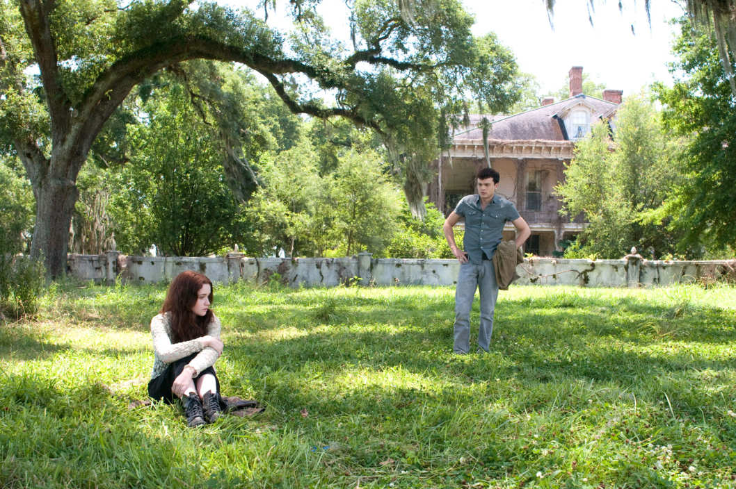 (L-r) ALICE ENGLERT as Lena Duchannes and ALDEN EHRENREICH as Ethan Wate in Alcon Entertainment's supernatural love story “BEAUTIFUL CREATURES”