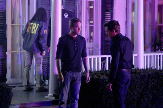 THE FOLLOWING: Weston (Shawn Ashmore, L) and Ryan Hardy (Kevin Bacon, R) look for the followers in the "The Fall" episode of THE FOLLOWING airing Monday, Feb. 25 (9:00-10:00 PM ET/PT)