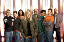 (Foreground) Kristen Bell, (background, l-r) Ryan Hansen,Kyle Gallner, Tessa Thompson, Enrico Colantoni, Percy Daggs, III, Joason Dohring and Francis Capra star in VERONICA MARS on UPN.