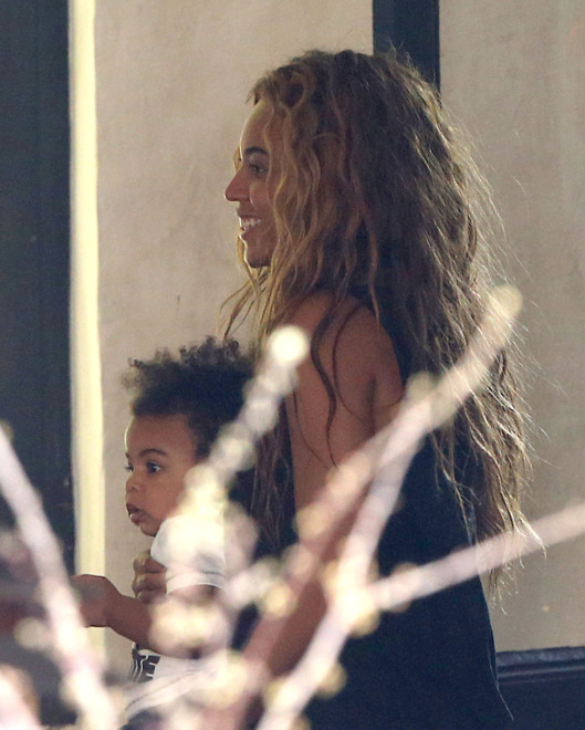 51078251 Rapper Jay Z takes his wife Beyonce Knowles and their daughter Blue Ivy to lunch at Szptime restaurant on April 25, 2013 in Paris, France. FameFlynet, Inc - Beverly Hills, CA, USA - +1 (818) 307-4813 RESTRICTIONS APPLY: USA ONLY