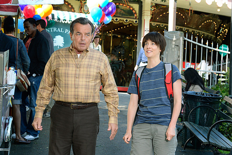 ????Something Old???? ???? Robin is desperate to find her ????something old???? she buried in Central Park years earlier for the wedding on HOW I MET YOUR MOTHER, Monday, May 6 (8:00-8:30 PM, ET/PT) on the CBS Television Network. Pictured: Ray Was as Robin, Sr., Cobie Smulders as Robin. Photo: Neil Jacobs/CBS ??? 2013 CBS Broadcasting, Inc. All Rights Reserved.