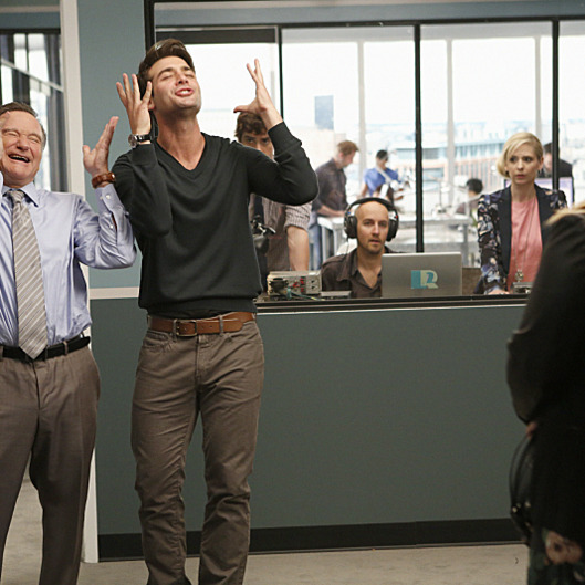 "Pilot" --Simon Roberts (Robin Williams, left) and Zach Cropper (James Wolk, right) must pull out all the stops and convince Grammy Award-winner Kelly Clarkson to record a new twist on a classic advertising jingle for their biggest client on the series premiere of THE CRAZY ONES, Thurs. Sept. 26 (9:00 ???? 9:30 PM, ET/PT) on the CBS Television Network. Photo: Cliff Lipson/CBS ??? 2013 CBS Broadcasting, Inc. All Rights Reserved.