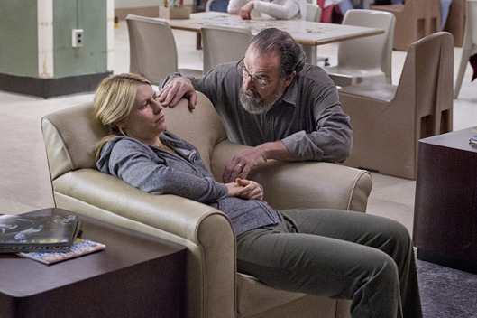 Claire Danes as Carrie Mathison and Mandy Patinkin as Saul Berenson in Homeland (Season 3, Episode 2). - Photo: Kent Smith/SHOWTIME - Photo ID: homeland_302_1165.R
