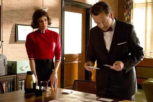Lizzy Caplan as Virginia Johnson and Michael Sheen as Dr. William Masters in Masters of Sex