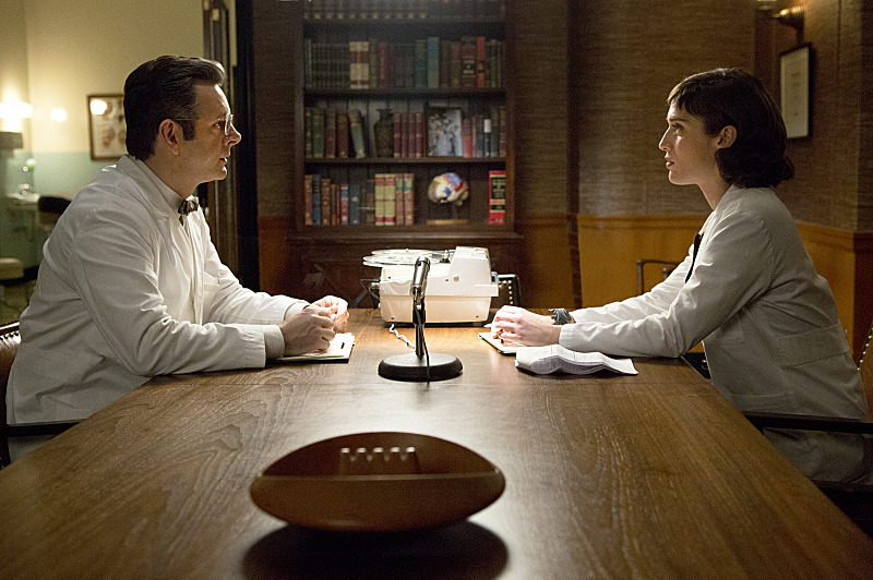Michael Sheen as Dr. William Masters and Lizzy Caplan as Virginia Johnson in Masters of Sex