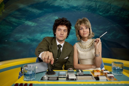 left to right, Devon Morehouse (Tobey Maguire) & Cynthia Morehouse (Kristen Wiig) - 105 SOB Tobey Kristen Episode 5: TBD - Photo Credit: Katrina Marcinowski, IFC