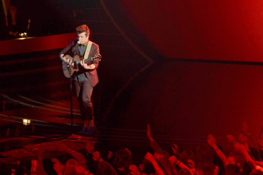 Alex Preston peforms on AMERICAN IDOL XIII