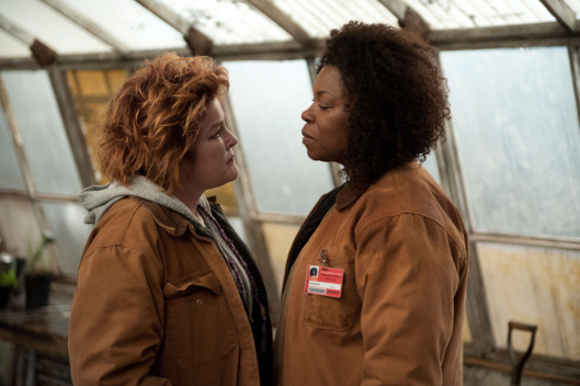 Kate Mulgrew (L) and Lorraine Toussaint (R) in a scene from Netflix’s “Orange is the New Black” Season 2. Photo credit: JoJo Whilden for Netflix.
