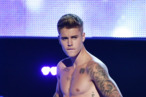 Bieber Performs a Striptease at 'Fashion Rocks'