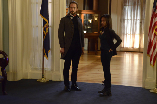 SLEEPY HOLLOW: Ichabod (Tom Mison, L) and Abbie (Nicole Beharie, R) investigate a crime scene in the "Pittura Infamante" episode airing Monday, Jan. 19 (9:00-10:00 PM ET/PT) on FOX. ?2014 Fox Broadcasting Co. CR: Brownie Harris/FOX