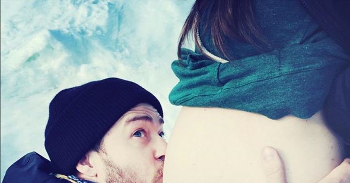 Justin Timberlake kisses the pregnant belly of Jessica 