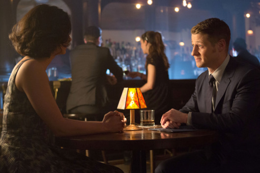 GOTHAM: Detective James Gordon (Ben McKenzie, R) and Dr. Leslie Thompkins (guest star Morena Baccarin, L) go on a date in the "The Fearsome Dr. Crane" episode of GOTHAM airing Monday, Feb. 2 (8:00-9:00 PM ET/PT) on FOX. ?2015 Fox Broadcasting Co. Cr: Jessica Miglio/FOX