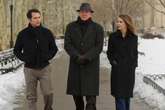 THE AMERICANS -- "Do Mail Robots Dream of Electric Sheep" Episode 309 (Airs Wednesday, March 25, 10:00 PM e/p) Pictured: (L-R) Matthew Rhys as Philip Jennings, Frank Langella as as Gabriel, Keri Russell as Elizabeth Jennings. CR: Jeffrey Neira/FX