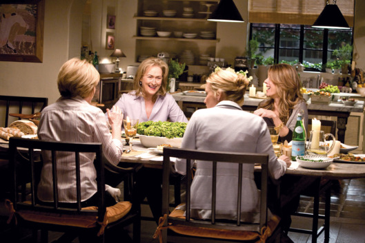 IT'S COMPLICATED, back, from left: Meryl Streep, Rita Wilson, 2009. Ph: Melinda Sue Gordon/©Universa