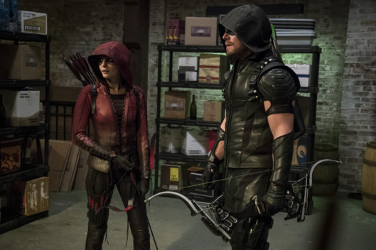 Arrow -- "The Candidate" -- Image AR402A_0527b-- Pictured (L-R): Willa Holland as Speedy and Stephen Amell as The Arrow -- Photo: Katie Yu /The CW -- é 2015 The CW Network, LLC. All Rights Reserved.