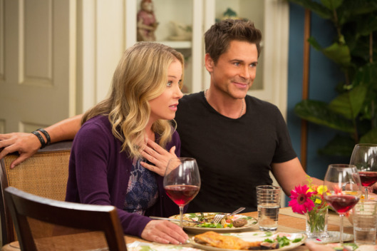 THE GRINDER: L-R: Guest star Christina Applegate and Rob Lowe in the "A Bittersweet Grind (Une Mouture Amer)" airing Tuesday, Nov. 3 (8:30-9:00 PM ET/PT) on FOX. ©2015 Fox Broadcasting Co. Cr: Greg Gayne/FOX