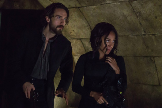 SLEEPY HOLLOW: L-R: Tom Mison and Nicole Beharie in “Novus Ordo Seclorum” episode of SLEEPY HOLLOW airing Thursday, Nov. 19 (9:00-10:00 PM ET/PT) on FOX. ©2015 Fox Broadcasting Co. Cr: Tina Rowden/FOX.