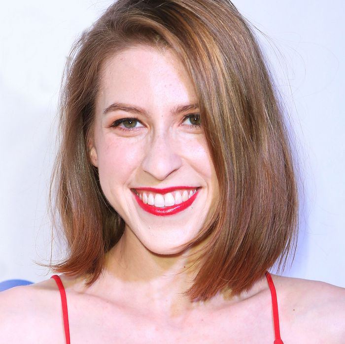 The 32-year old daughter of father (?) and mother(?) Eden Sher in 2024 photo. Eden Sher earned a  million dollar salary - leaving the net worth at 2 million in 2024