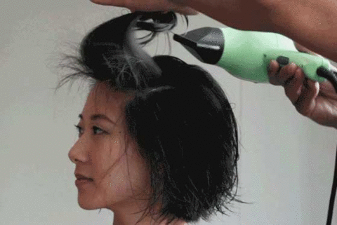 http://pixel.nymag.com/imgs/fashion/daily/2013/07/10/10-cut-beauty-gif-Hair_4.o.jpg/a_480x321.gif