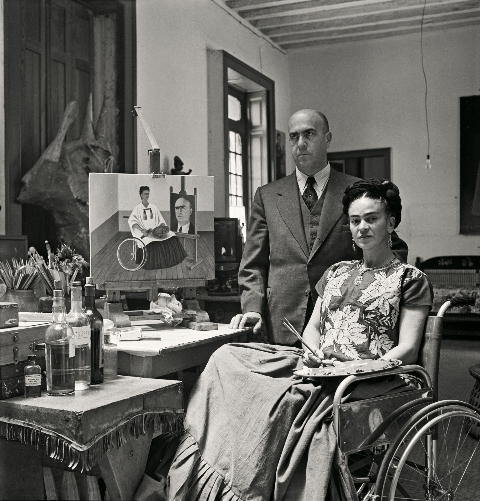 Amazing Historical Photo of Frida Kahlo with Juan Farill in 1951 