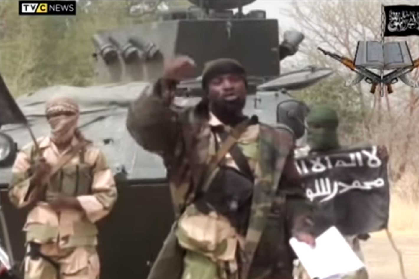 Nigeria: ''Le drapeau de Boko Haram'' présenté à Buhari par l'Armée