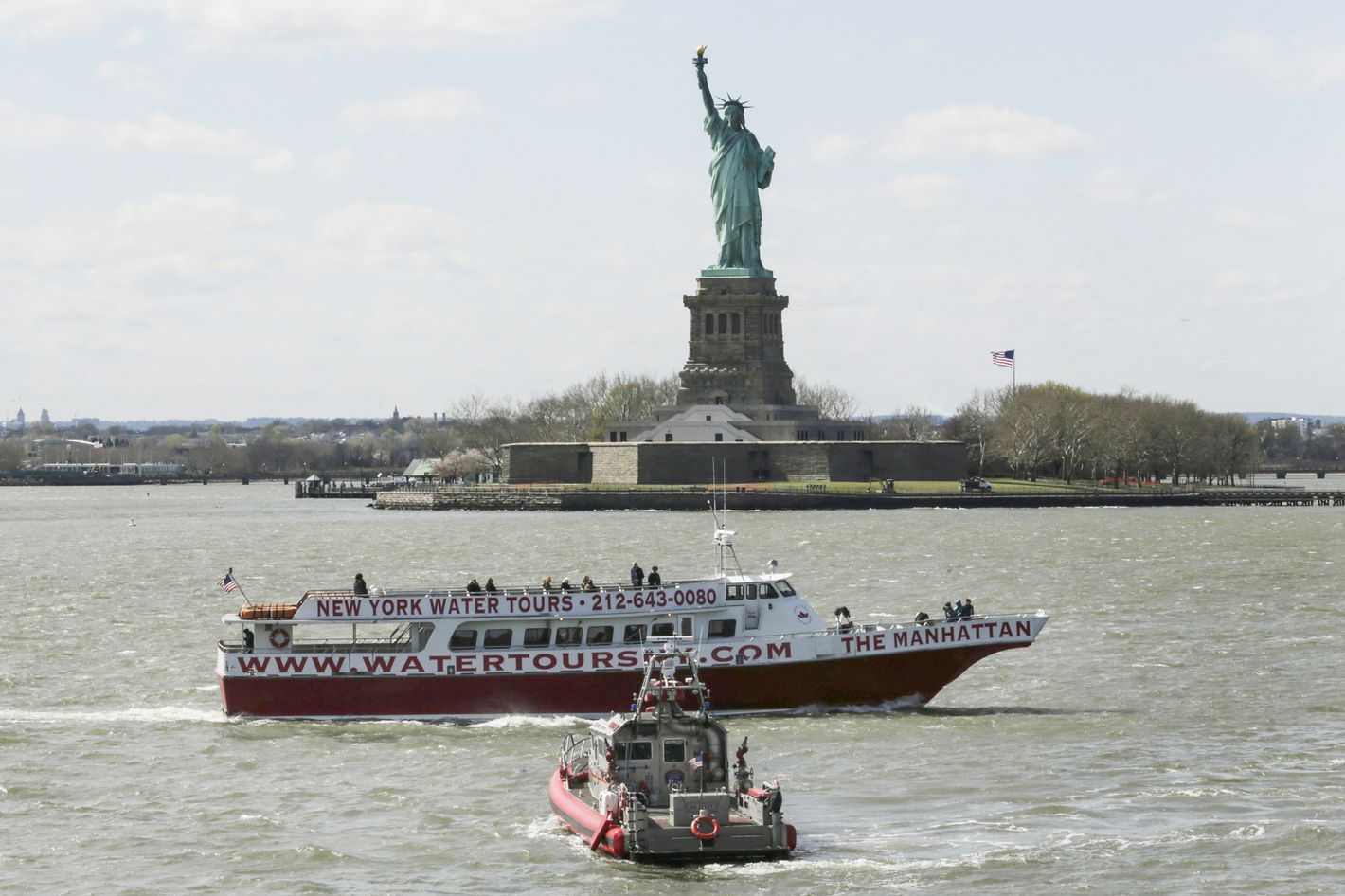 police bust 14 people for selling fake statue of liberty tickets