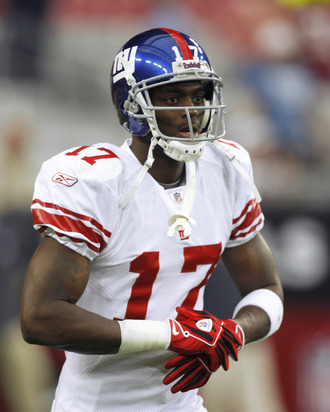 GLENDALE, AZ - NOVEMBER 23: Plaxico Burress #17 of the New York Giants warms against the Arizona Cardinals at University of Phoenix Stadium on November 23, 2008 in Glendale, Arizona. The Giants defeated the Cardinals 37-29. (Photo by Tom Hauck/Getty Images)
