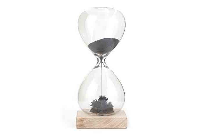 Kikkerland Magnetic Hourglass