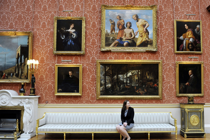 The picture gallery in the palace where some wedding stuff will happen.